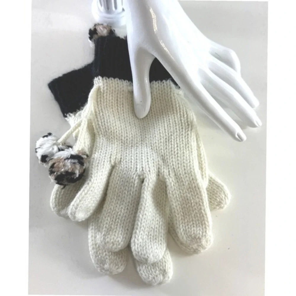 Liz Claiborne Knit Gloves with Pom Poms Cream & Black cold weather Cozy‎ 71-14